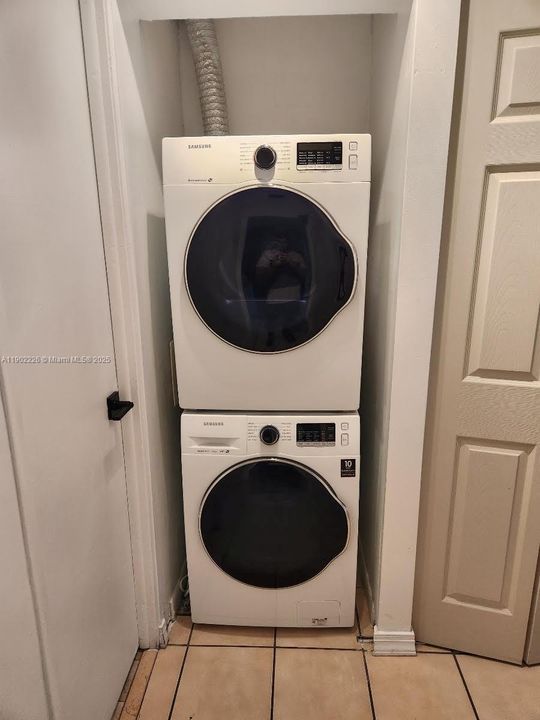 Active With Contract: $2,000 (2 beds, 1 baths, 639 Square Feet)