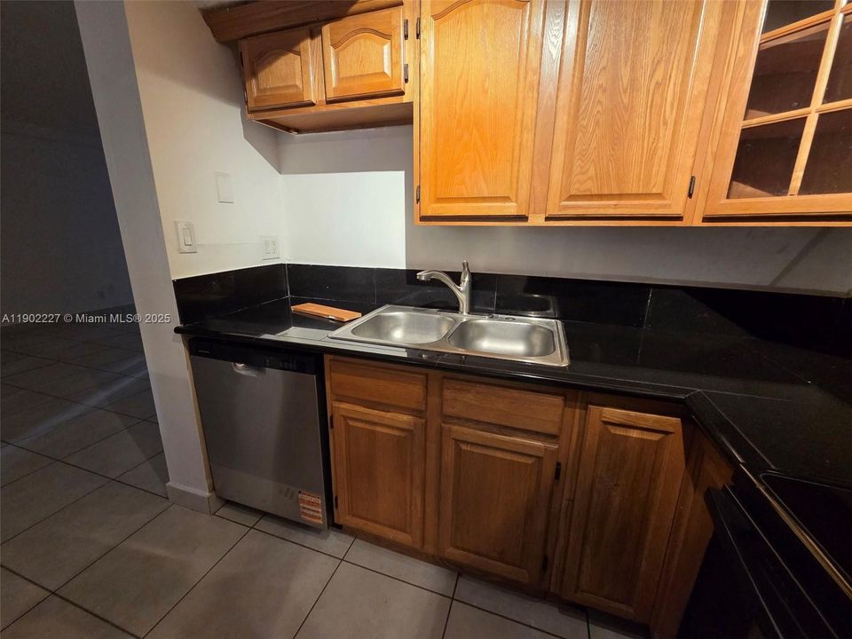 For Sale: $283,000 (2 beds, 1 baths, 1045 Square Feet)