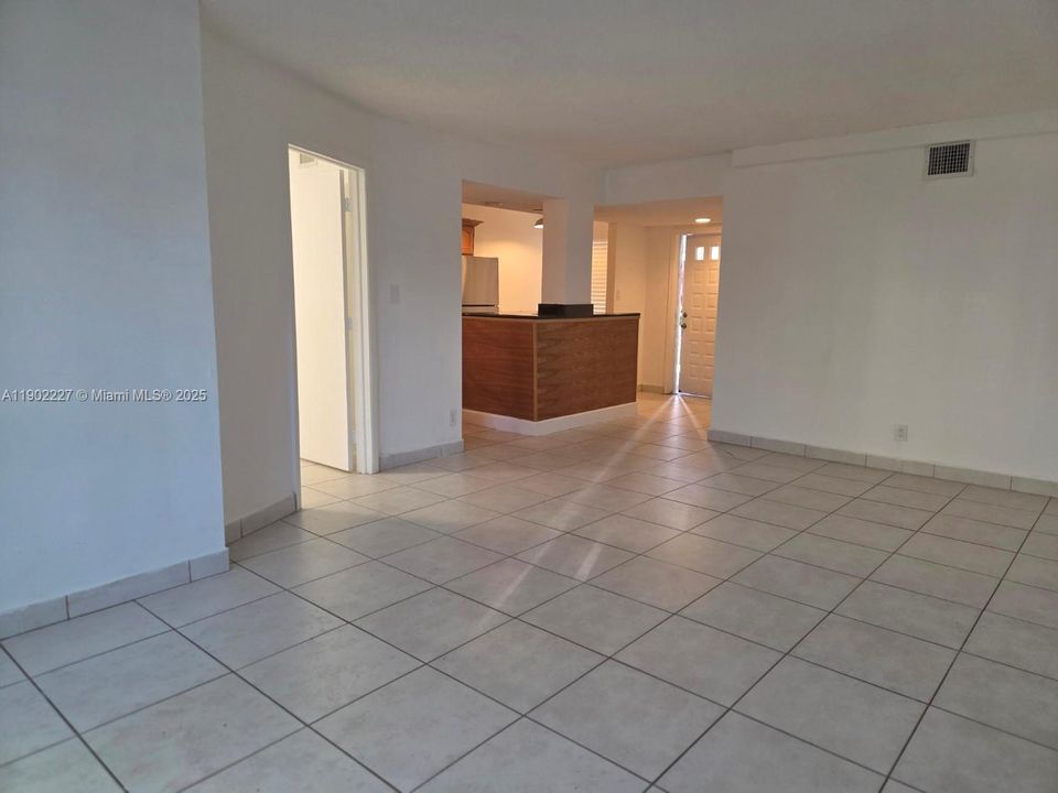 For Sale: $283,000 (2 beds, 1 baths, 1045 Square Feet)