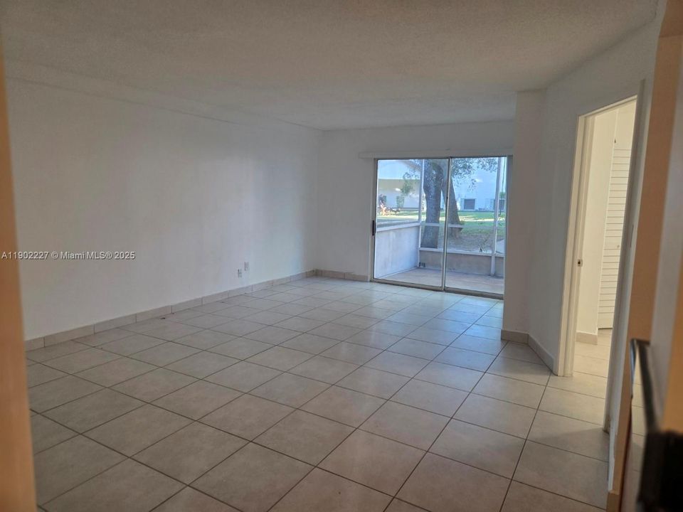 For Sale: $283,000 (2 beds, 1 baths, 1045 Square Feet)
