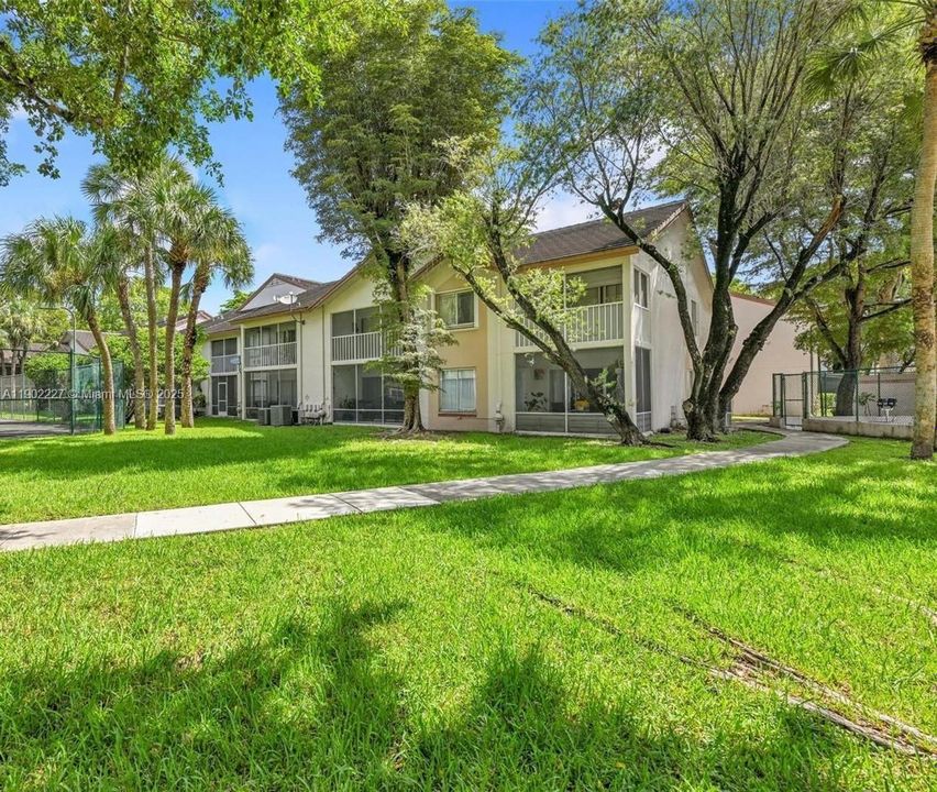 For Sale: $283,000 (2 beds, 1 baths, 1045 Square Feet)