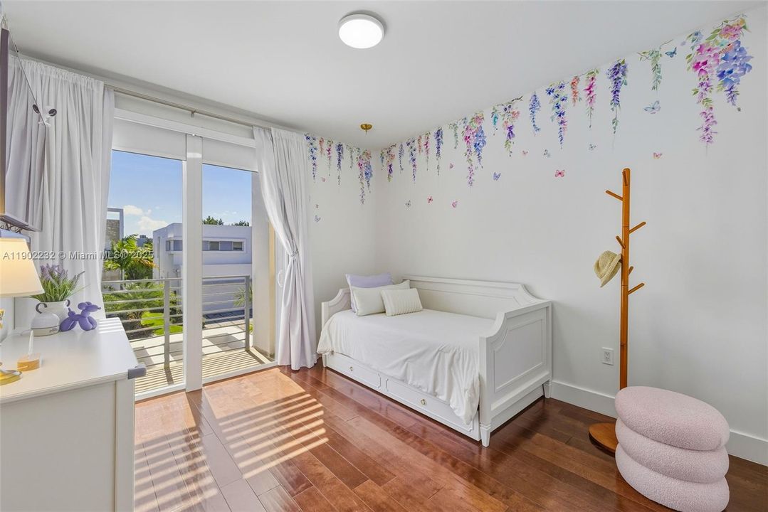 Active With Contract: $1,188,111 (4 beds, 3 baths, 2782 Square Feet)