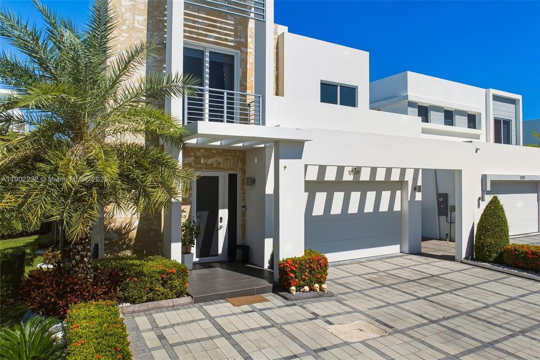 Active With Contract: $1,188,111 (4 beds, 3 baths, 2782 Square Feet)