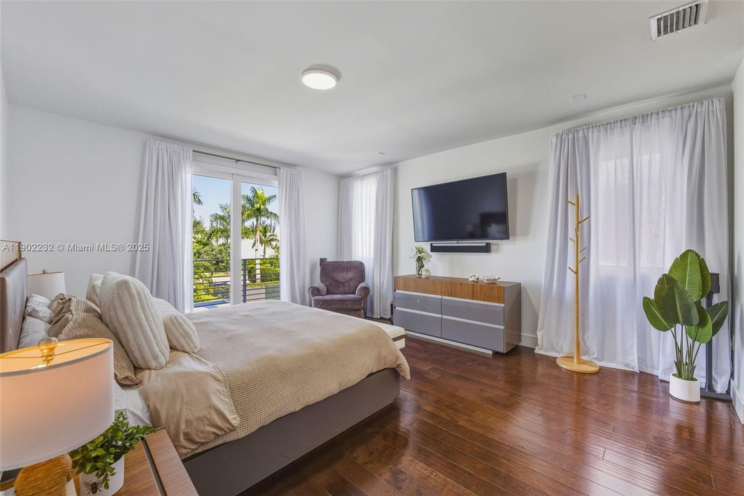 Active With Contract: $1,188,111 (4 beds, 3 baths, 2782 Square Feet)