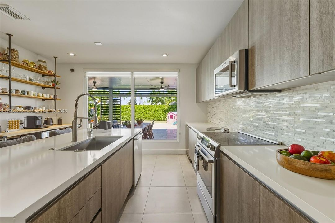 Active With Contract: $1,188,111 (4 beds, 3 baths, 2782 Square Feet)