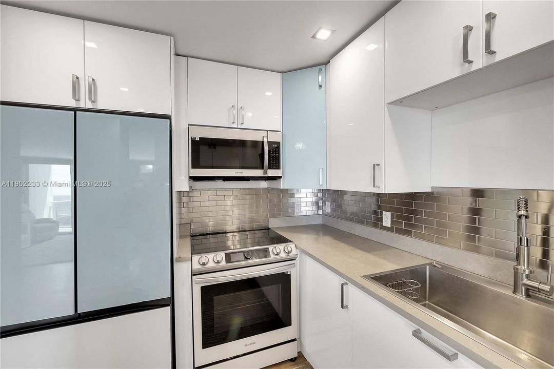 For Sale: $699,998 (2 beds, 2 baths, 1357 Square Feet)