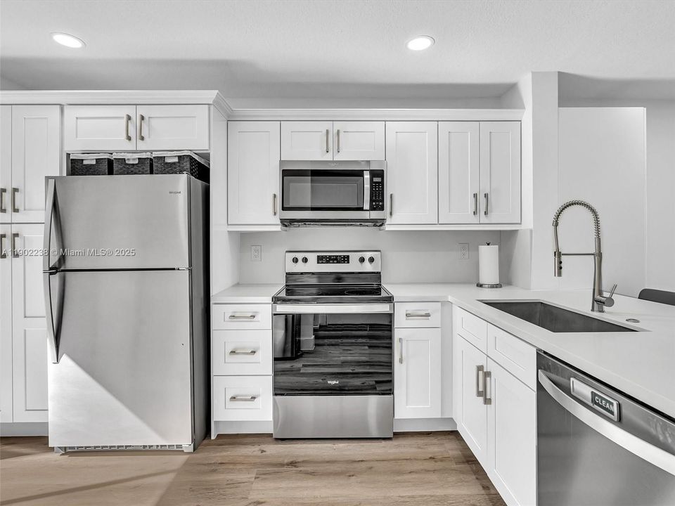 На продажу: $349,900 (2 спален, 2 ванн, 1343 Квадратных фут)