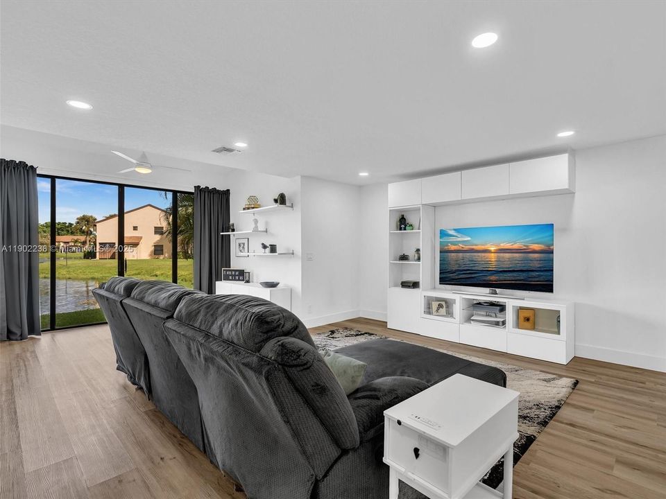 На продажу: $349,900 (2 спален, 2 ванн, 1343 Квадратных фут)