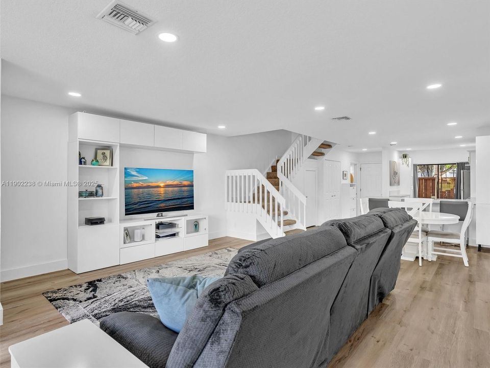 На продажу: $349,900 (2 спален, 2 ванн, 1343 Квадратных фут)