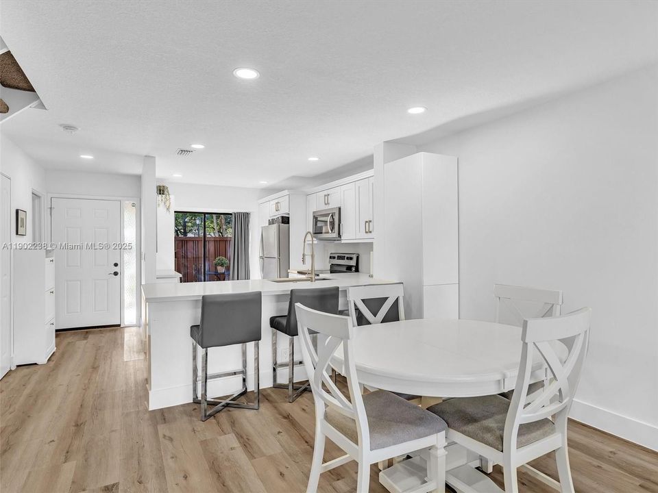 На продажу: $349,900 (2 спален, 2 ванн, 1343 Квадратных фут)