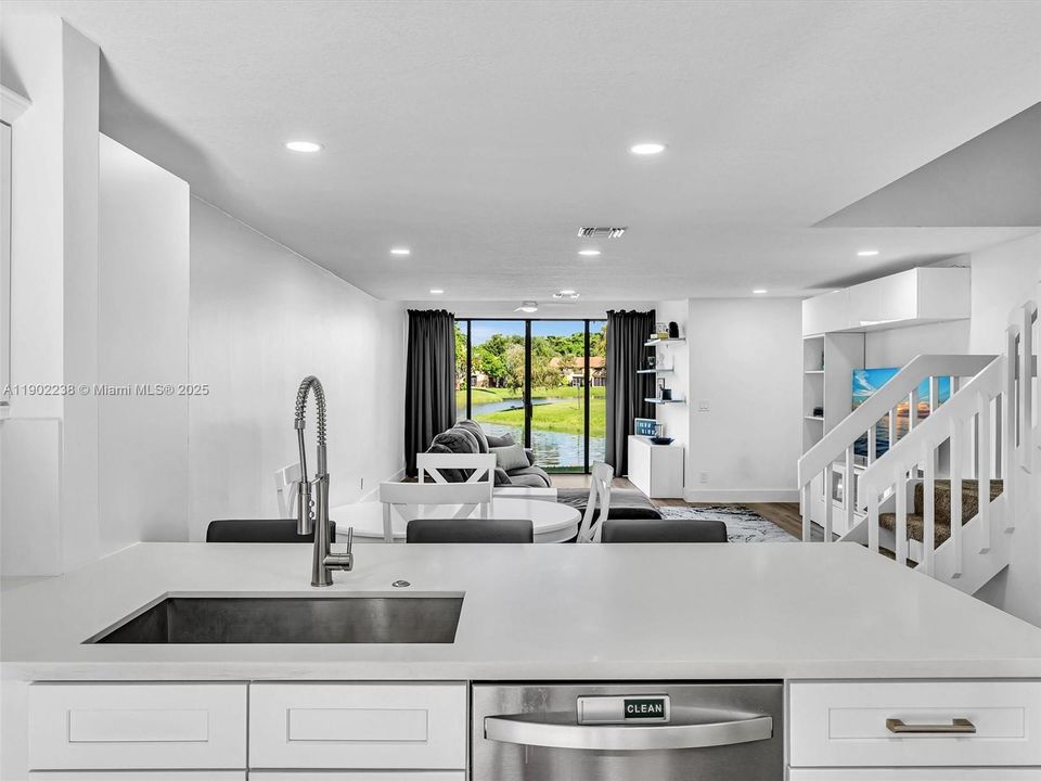 На продажу: $349,900 (2 спален, 2 ванн, 1343 Квадратных фут)