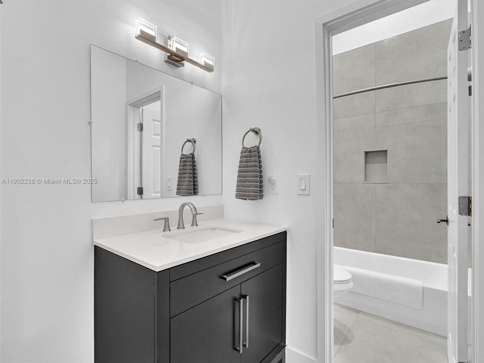 На продажу: $349,900 (2 спален, 2 ванн, 1343 Квадратных фут)