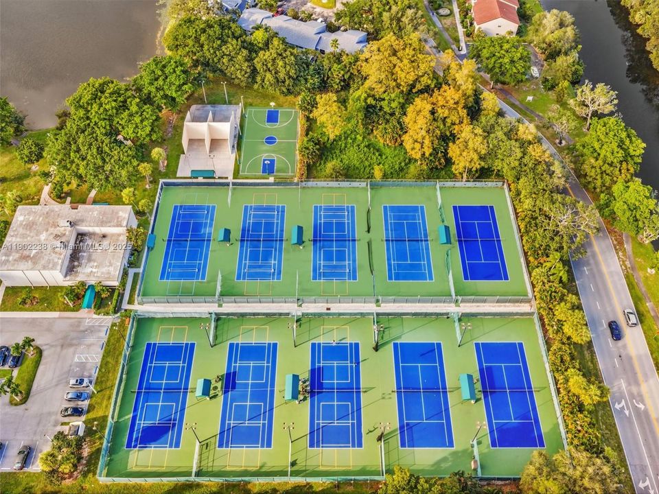 На продажу: $349,900 (2 спален, 2 ванн, 1343 Квадратных фут)