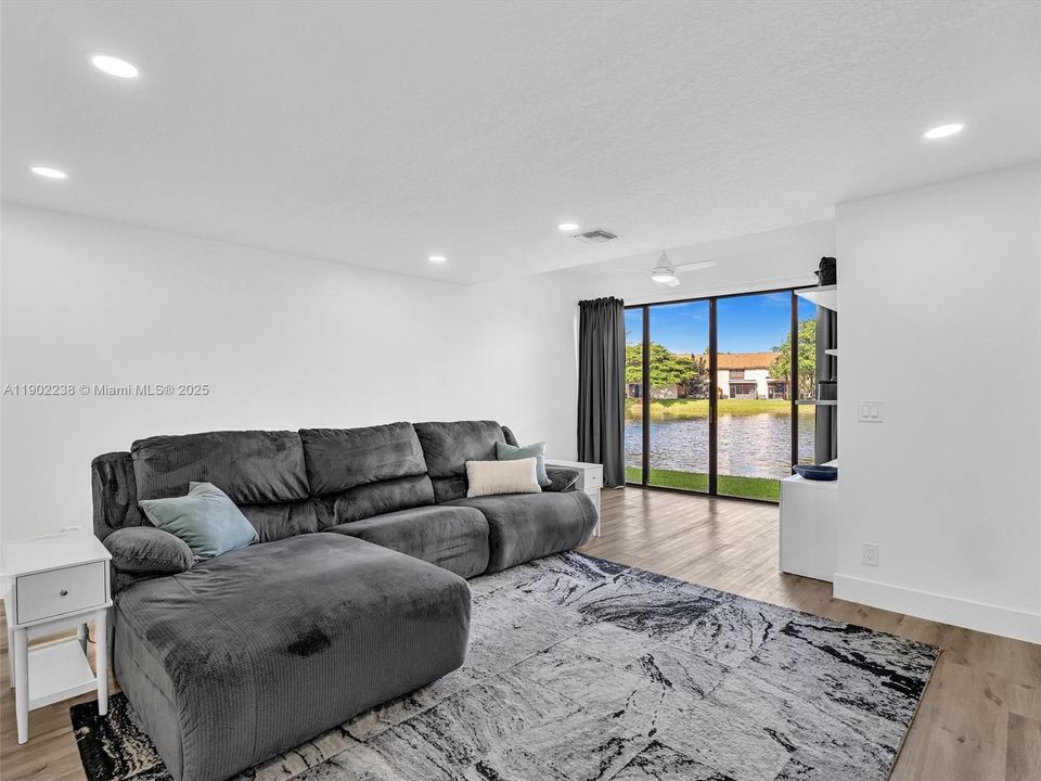 На продажу: $349,900 (2 спален, 2 ванн, 1343 Квадратных фут)