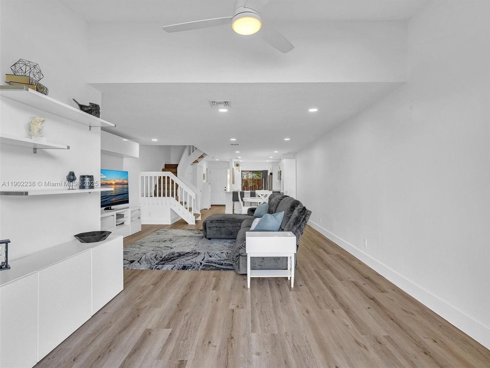 На продажу: $349,900 (2 спален, 2 ванн, 1343 Квадратных фут)