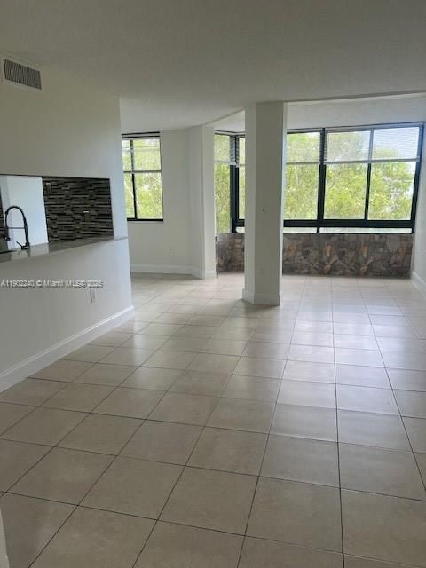 Active With Contract: $2,200 (2 beds, 2 baths, 1074 Square Feet)