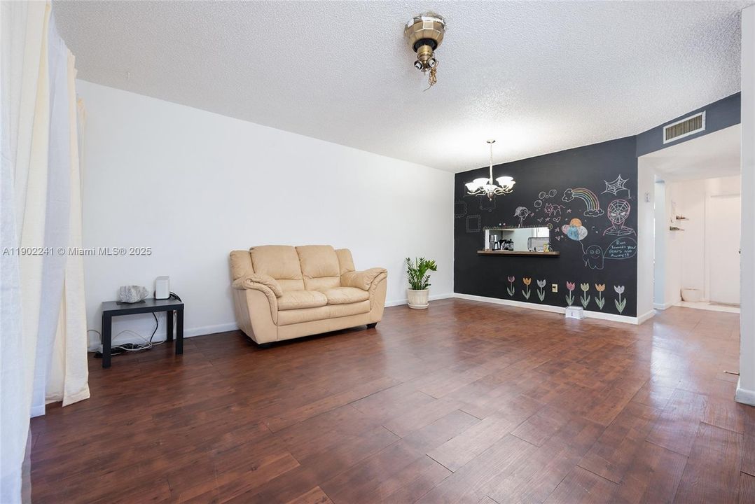 На продажу: $290,000 (2 спален, 1 ванн, 1054 Квадратных фут)