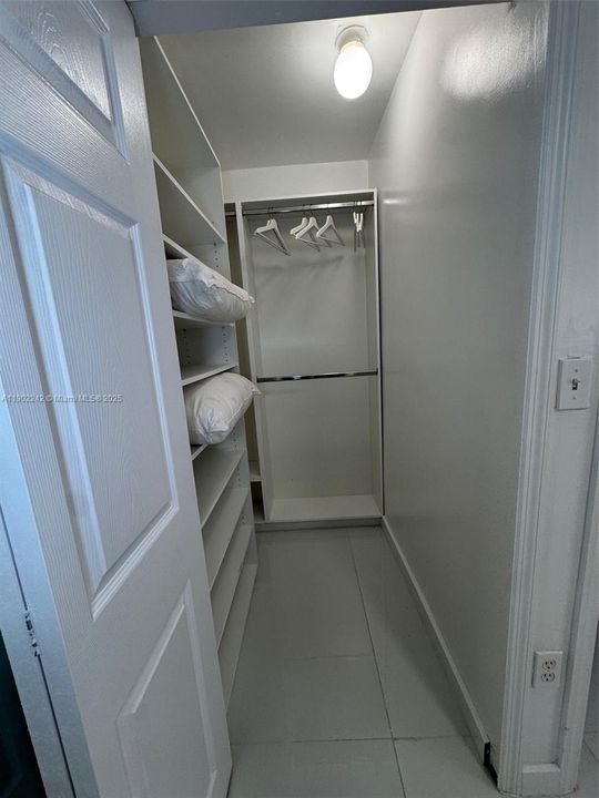 合同活跃: $360,000 (2 贝兹, 2 浴室, 970 平方英尺)