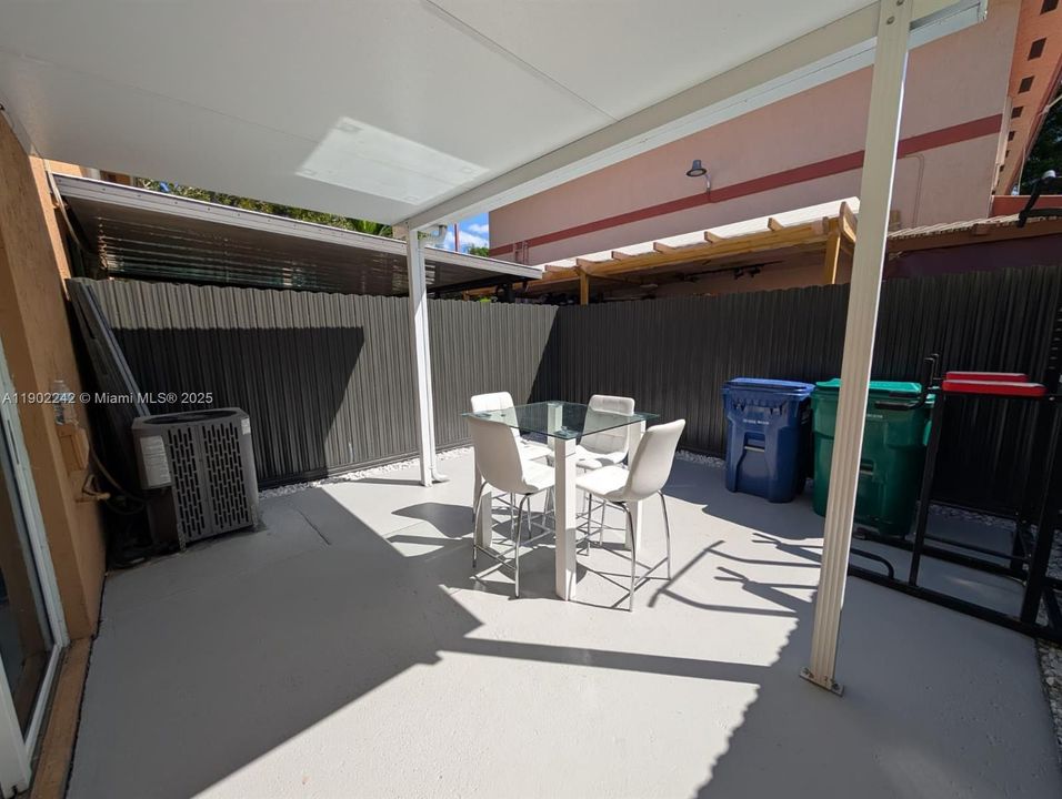 合同活跃: $360,000 (2 贝兹, 2 浴室, 970 平方英尺)