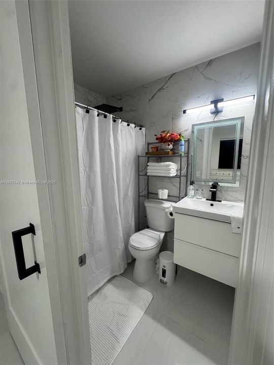 合同活跃: $360,000 (2 贝兹, 2 浴室, 970 平方英尺)