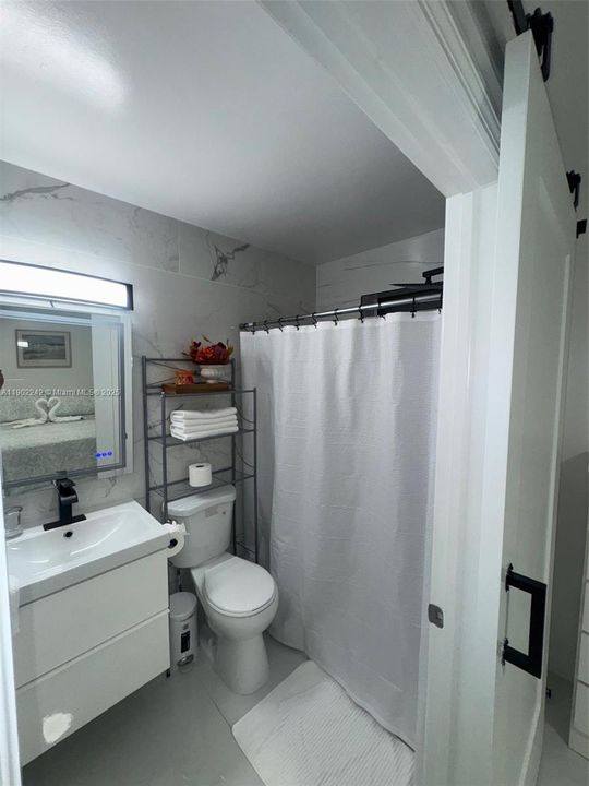 合同活跃: $360,000 (2 贝兹, 2 浴室, 970 平方英尺)