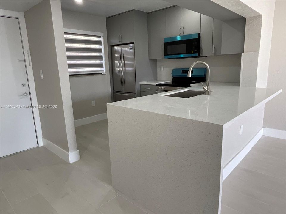 Active With Contract: $2,400 (2 beds, 2 baths, 936 Square Feet)