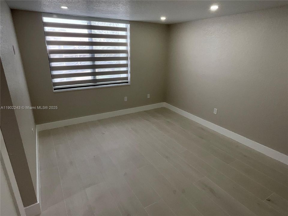 Active With Contract: $2,400 (2 beds, 2 baths, 936 Square Feet)