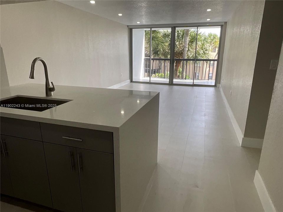 Active With Contract: $2,400 (2 beds, 2 baths, 936 Square Feet)