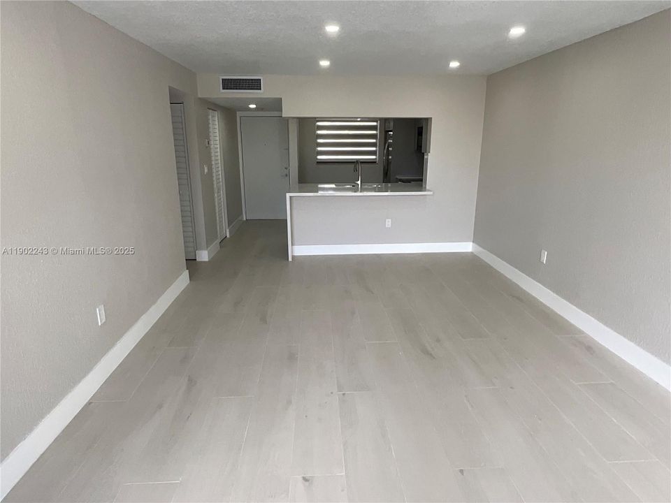Active With Contract: $2,400 (2 beds, 2 baths, 936 Square Feet)