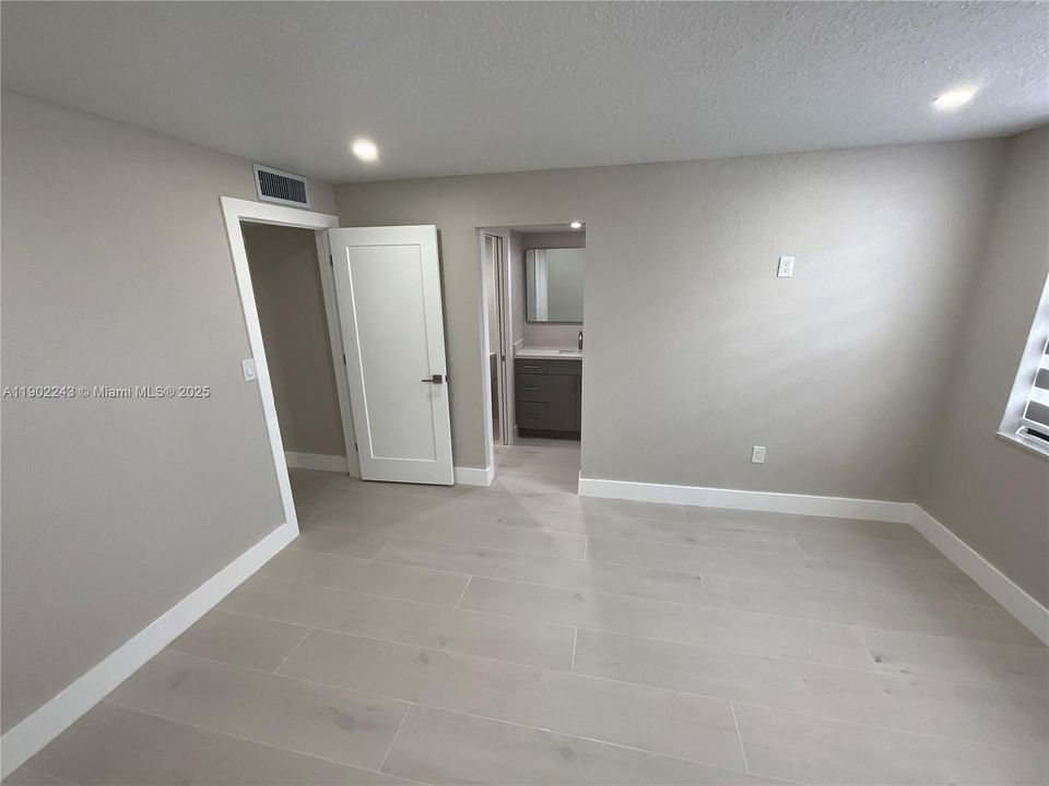 Active With Contract: $2,400 (2 beds, 2 baths, 936 Square Feet)