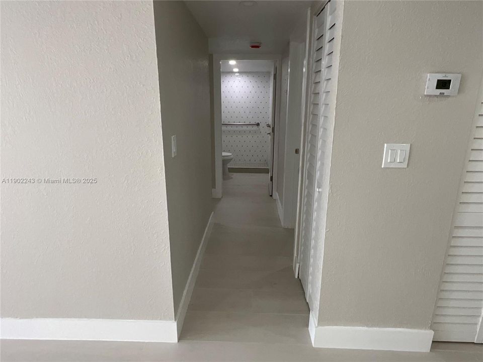 Active With Contract: $2,400 (2 beds, 2 baths, 936 Square Feet)