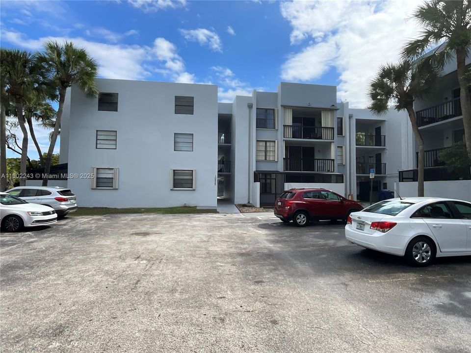 Active With Contract: $2,400 (2 beds, 2 baths, 936 Square Feet)