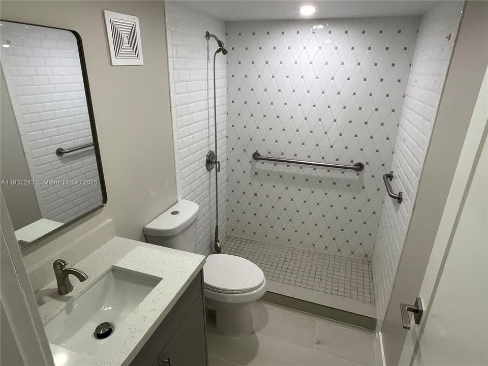 Active With Contract: $2,400 (2 beds, 2 baths, 936 Square Feet)