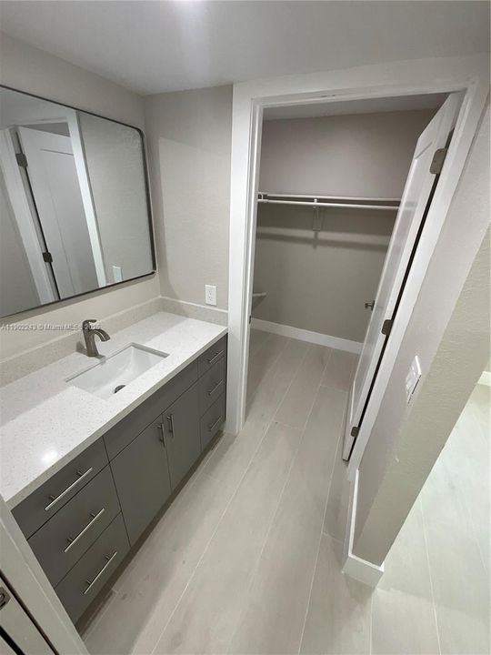 Active With Contract: $2,400 (2 beds, 2 baths, 936 Square Feet)