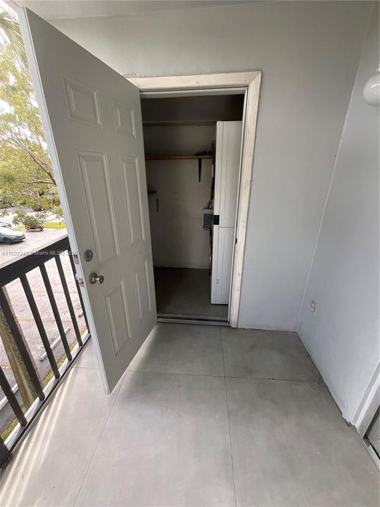 Active With Contract: $2,400 (2 beds, 2 baths, 936 Square Feet)