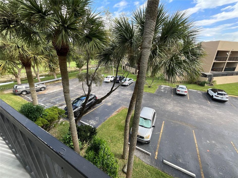 Active With Contract: $2,400 (2 beds, 2 baths, 936 Square Feet)