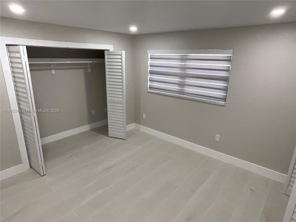 Active With Contract: $2,400 (2 beds, 2 baths, 936 Square Feet)
