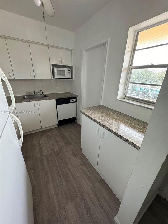 For Sale: $230,000 (1 beds, 1 baths, 800 Square Feet)