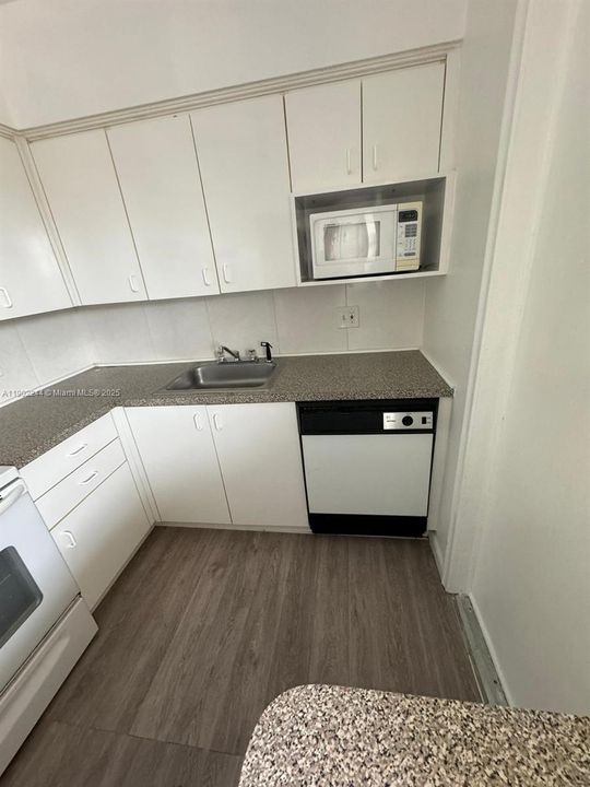 For Sale: $230,000 (1 beds, 1 baths, 800 Square Feet)