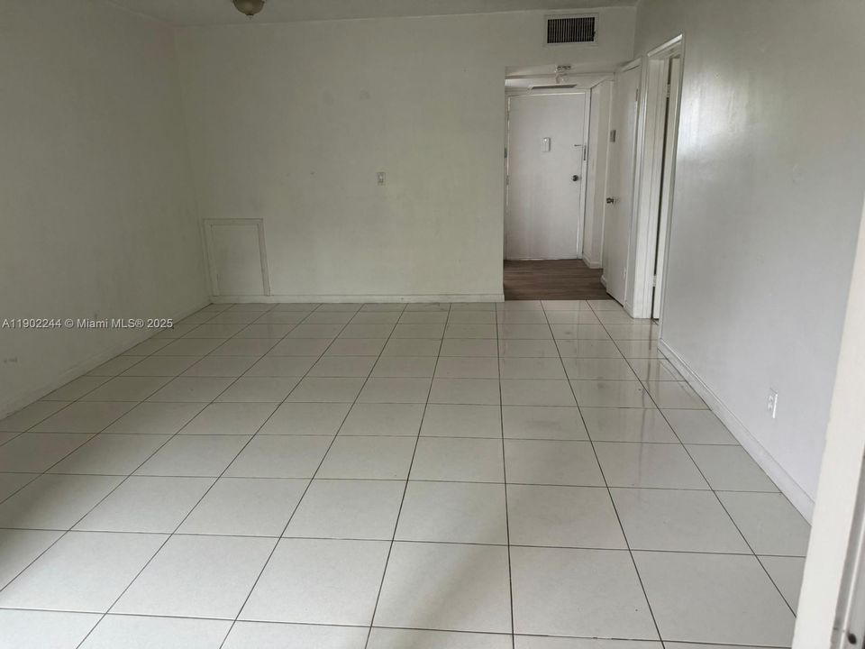 For Sale: $230,000 (1 beds, 1 baths, 800 Square Feet)