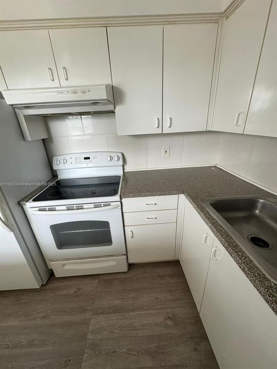 For Sale: $230,000 (1 beds, 1 baths, 800 Square Feet)