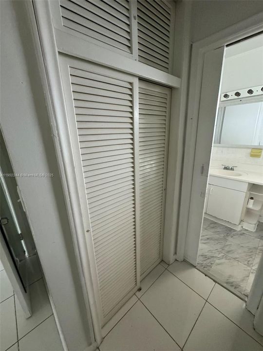 For Sale: $230,000 (1 beds, 1 baths, 800 Square Feet)