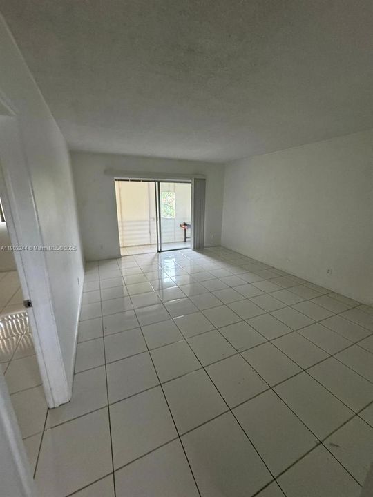 For Sale: $230,000 (1 beds, 1 baths, 800 Square Feet)