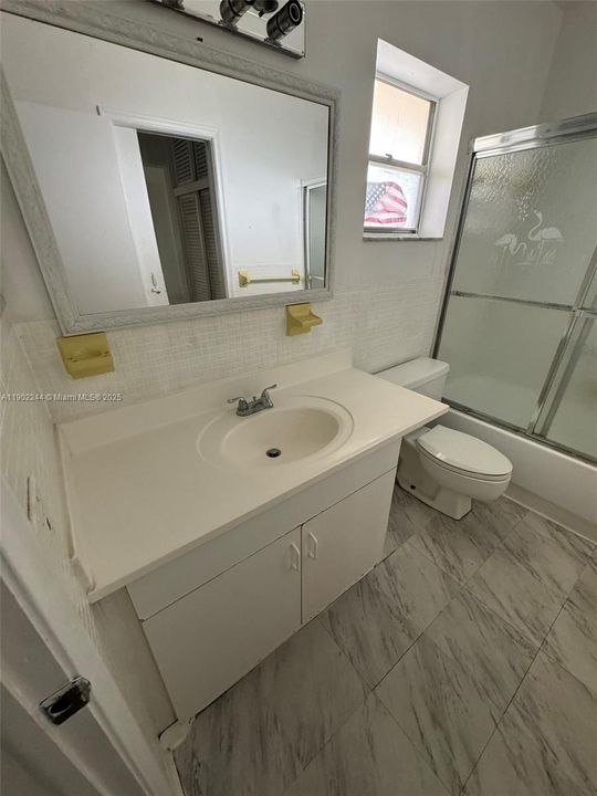 For Sale: $230,000 (1 beds, 1 baths, 800 Square Feet)