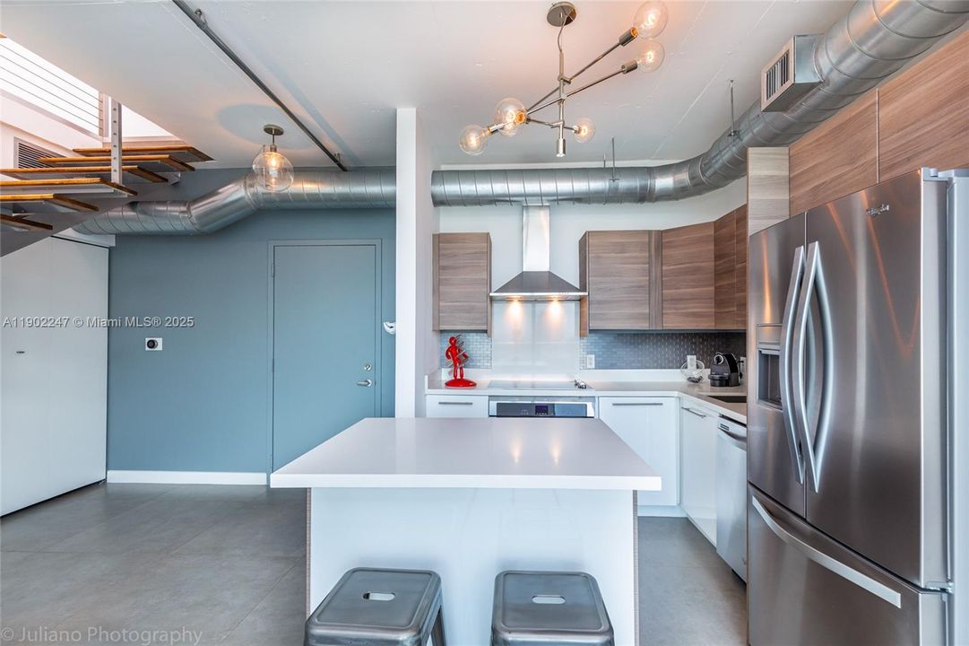 For Rent: $4,350 (3 beds, 2 baths, 1255 Square Feet)