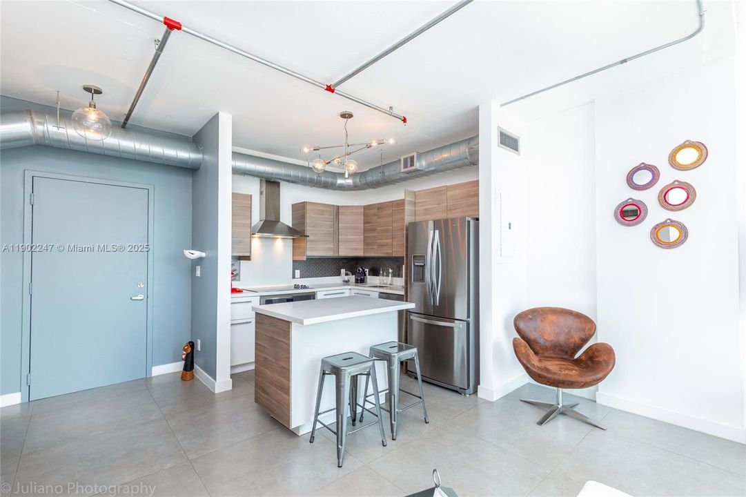 For Rent: $4,350 (3 beds, 2 baths, 1255 Square Feet)