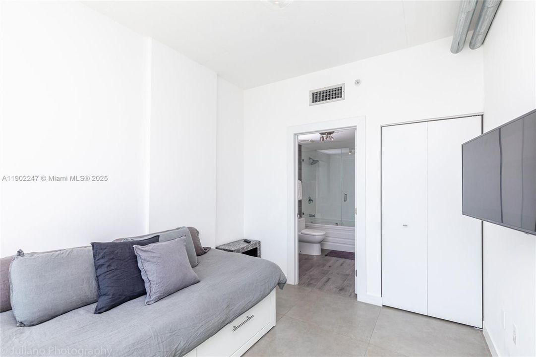 For Rent: $4,350 (3 beds, 2 baths, 1255 Square Feet)