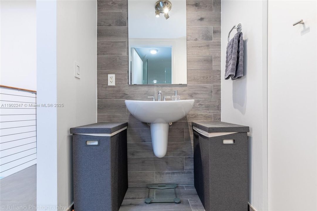 For Rent: $4,350 (3 beds, 2 baths, 1255 Square Feet)