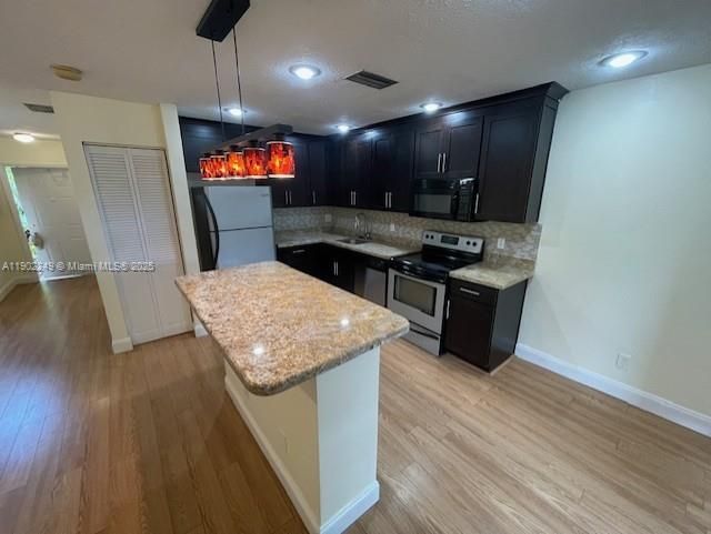 For Rent: $3,000 (3 beds, 2 baths, 1223 Square Feet)