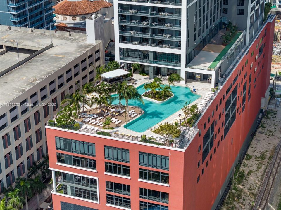 For Sale: $819,900 (2 beds, 2 baths, 916 Square Feet)